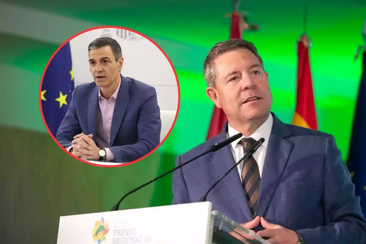 Hombre con traje azul hablando en un podio con fondo verde y banderas, con un recuadro que muestra a otro hombre también con traje azul sentado frente a una bandera de la Unión Europea.
