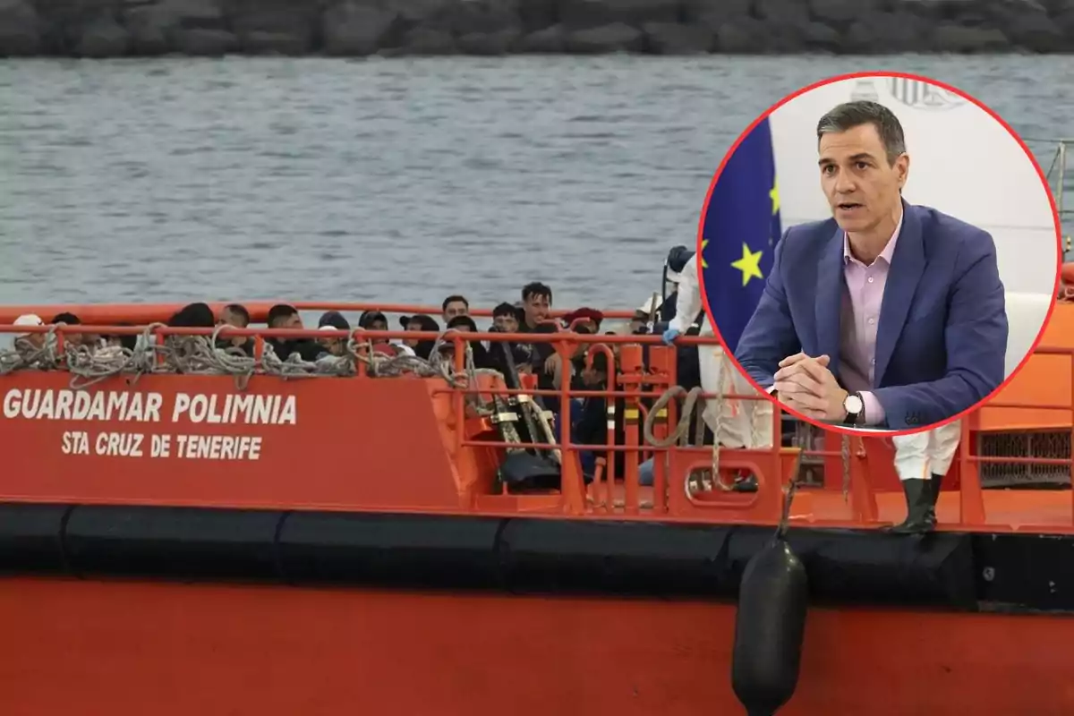 Un grupo de personas viaja en un barco de rescate naranja llamado Guardamar Polimnia mientras en un círculo se muestra a un hombre de traje azul hablando frente a una bandera de la Unión Europea.