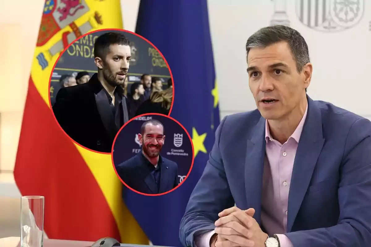 Un hombre con traje azul claro y camisa rosa está sentado frente a un micrófono con banderas de España y la Unión Europea de fondo, mientras dos hombres aparecen en círculos superpuestos a la izquierda