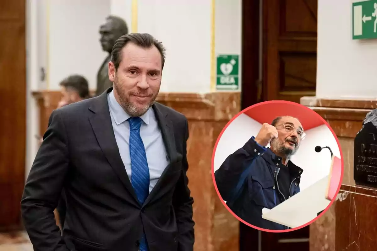 Hombre con traje y corbata azul en un edificio elegante con un círculo que muestra a otra persona hablando en un podio