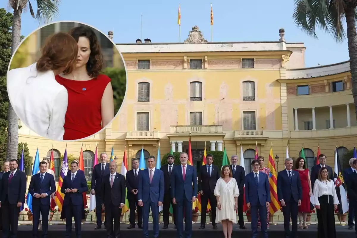 Un grupo de personas posando frente a un edificio amarillo con banderas de diferentes regiones y una imagen circular superpuesta mostrando a dos mujeres conversando de cerca