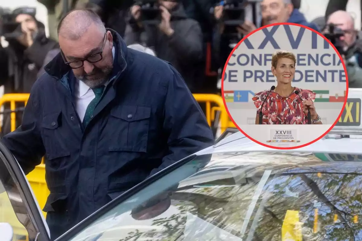 Un hombre con gafas y barba se inclina hacia un coche mientras varias personas lo fotografían al fondo, en la esquina superior derecha hay un recuadro con una mujer sonriente hablando en una conferencia