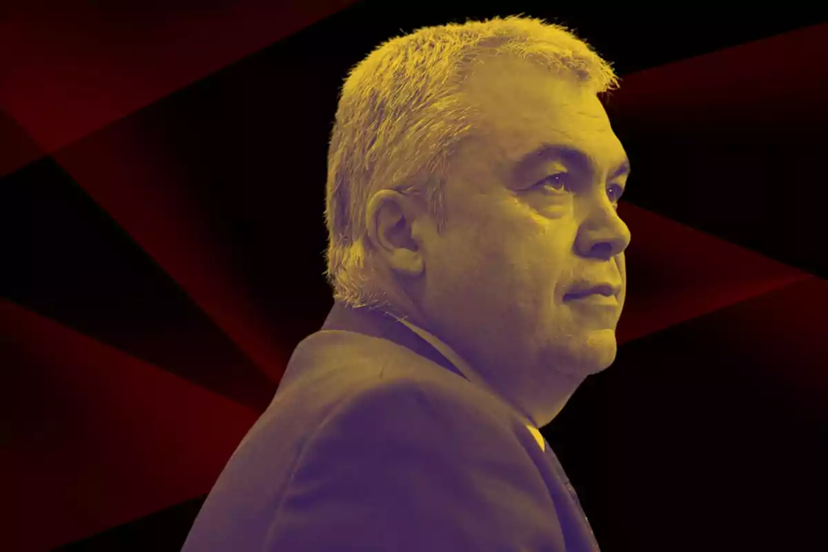 Hombre de cabello canoso con expresión seria mirando hacia la derecha sobre un fondo oscuro con formas geométricas rojas