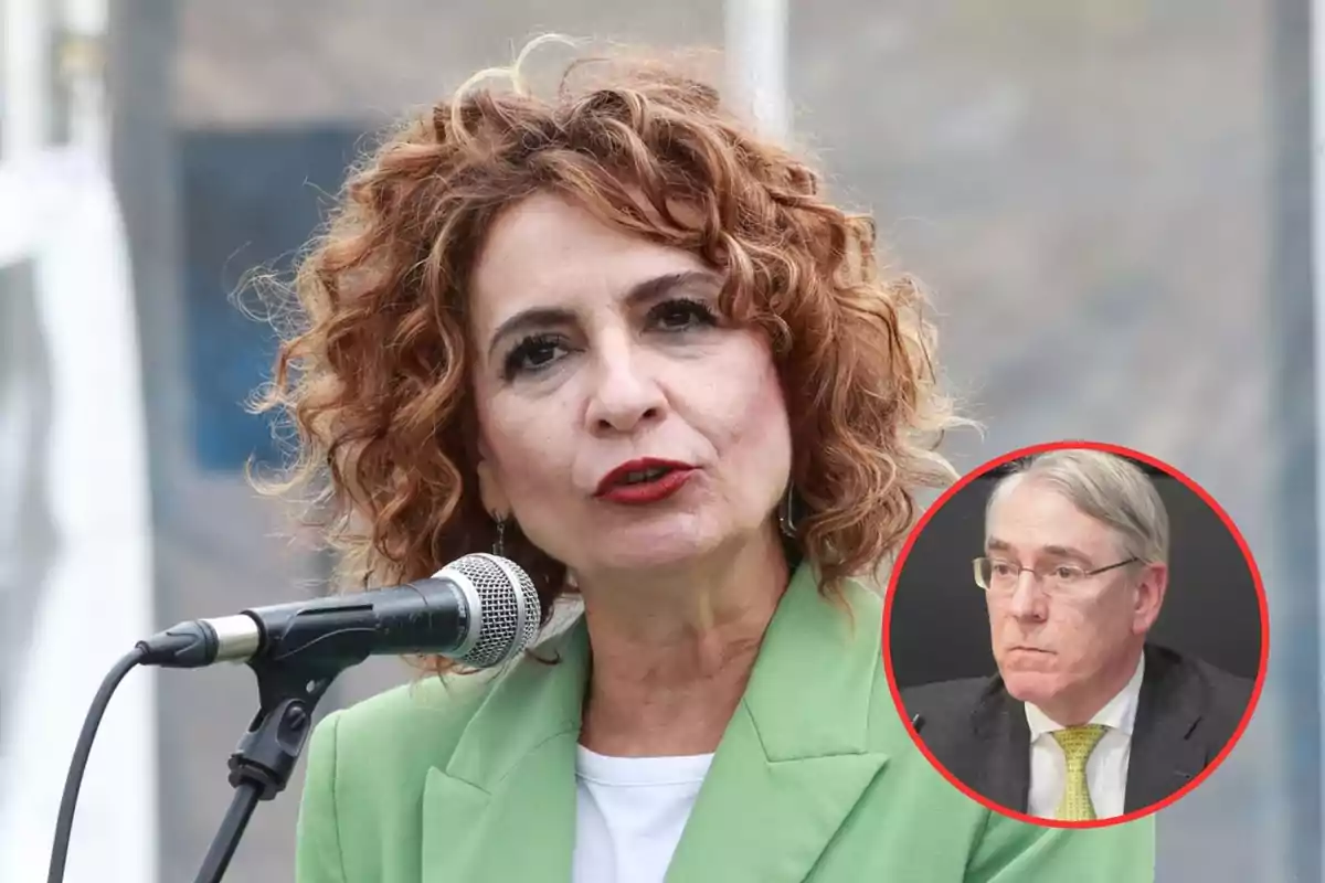 Mujer de cabello rizado y pelirrojo hablando frente a un micrófono con un hombre de cabello canoso en un recuadro circular en la esquina inferior derecha