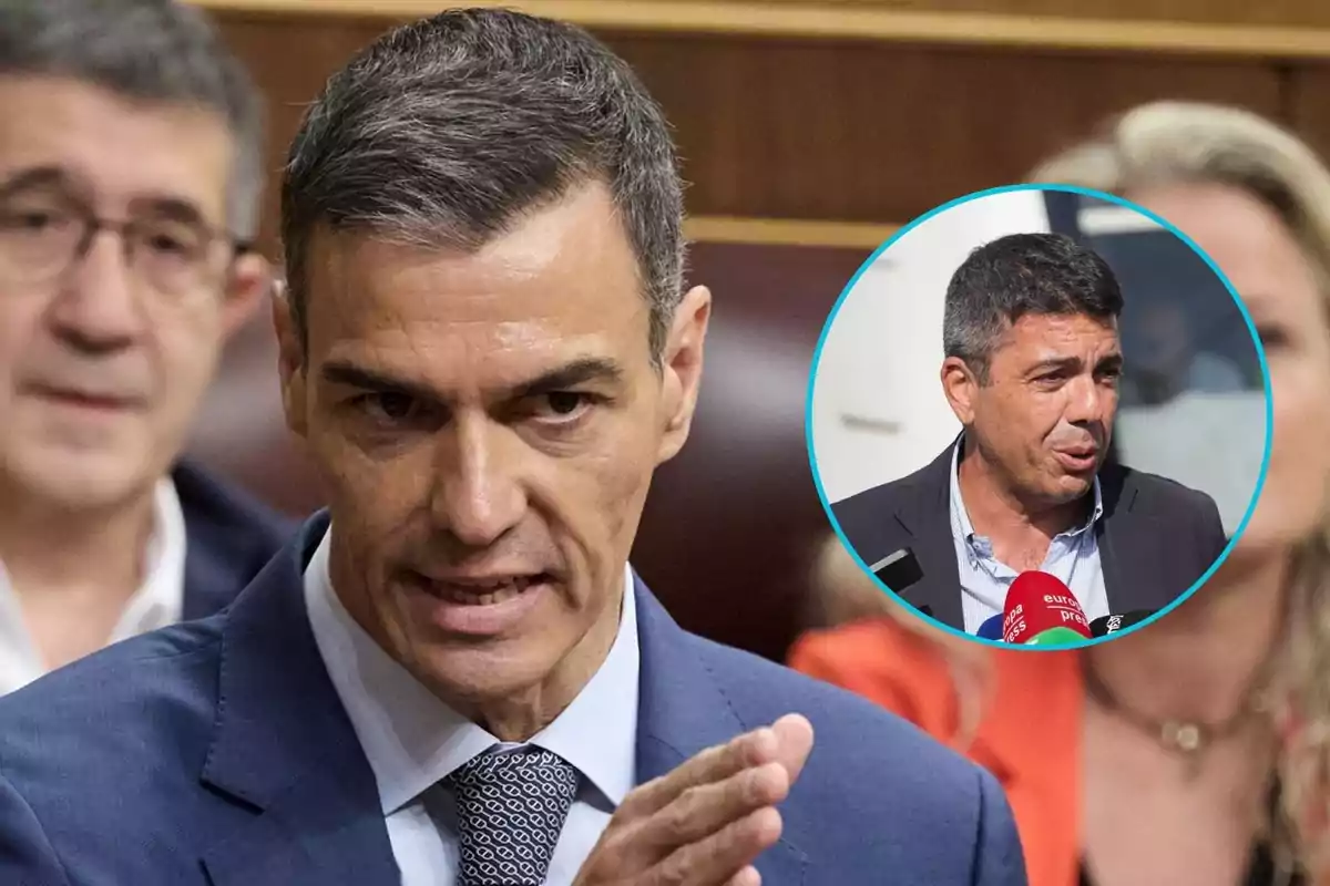 Hombre de cabello corto y canoso hablando en un lugar oficial con un círculo que muestra a otro hombre dando declaraciones a la prensa.