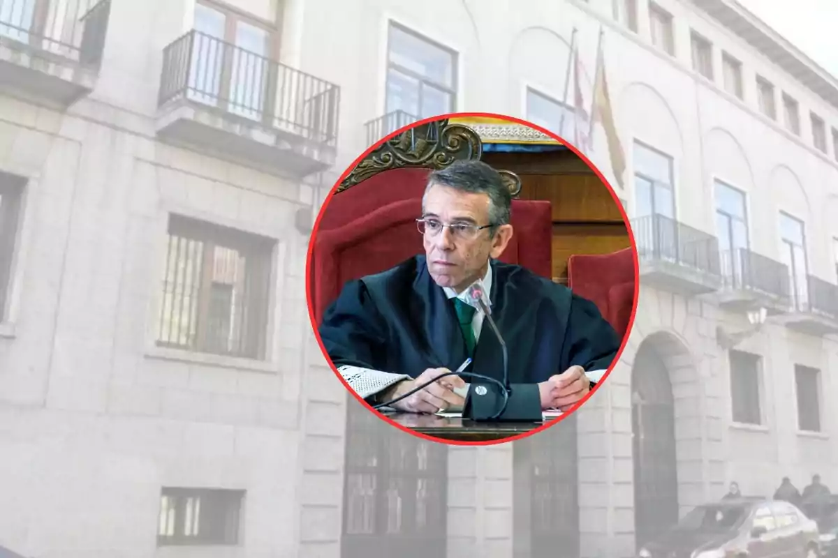 Juez con toga sentado en su estrado con un edificio institucional de fondo desenfocado