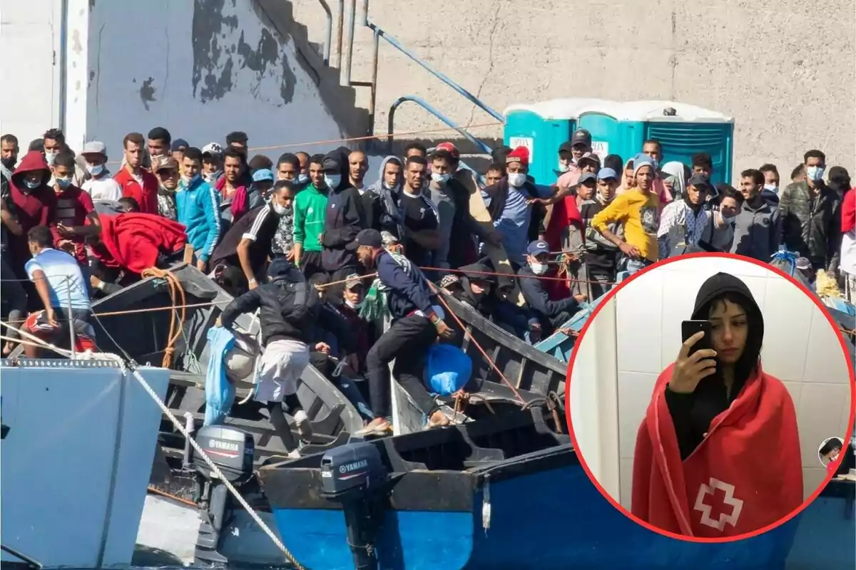 Un grupo de personas en un barco abarrotado, con una mujer envuelta en una manta roja con una cruz blanca en un recuadro en la esquina inferior derecha.