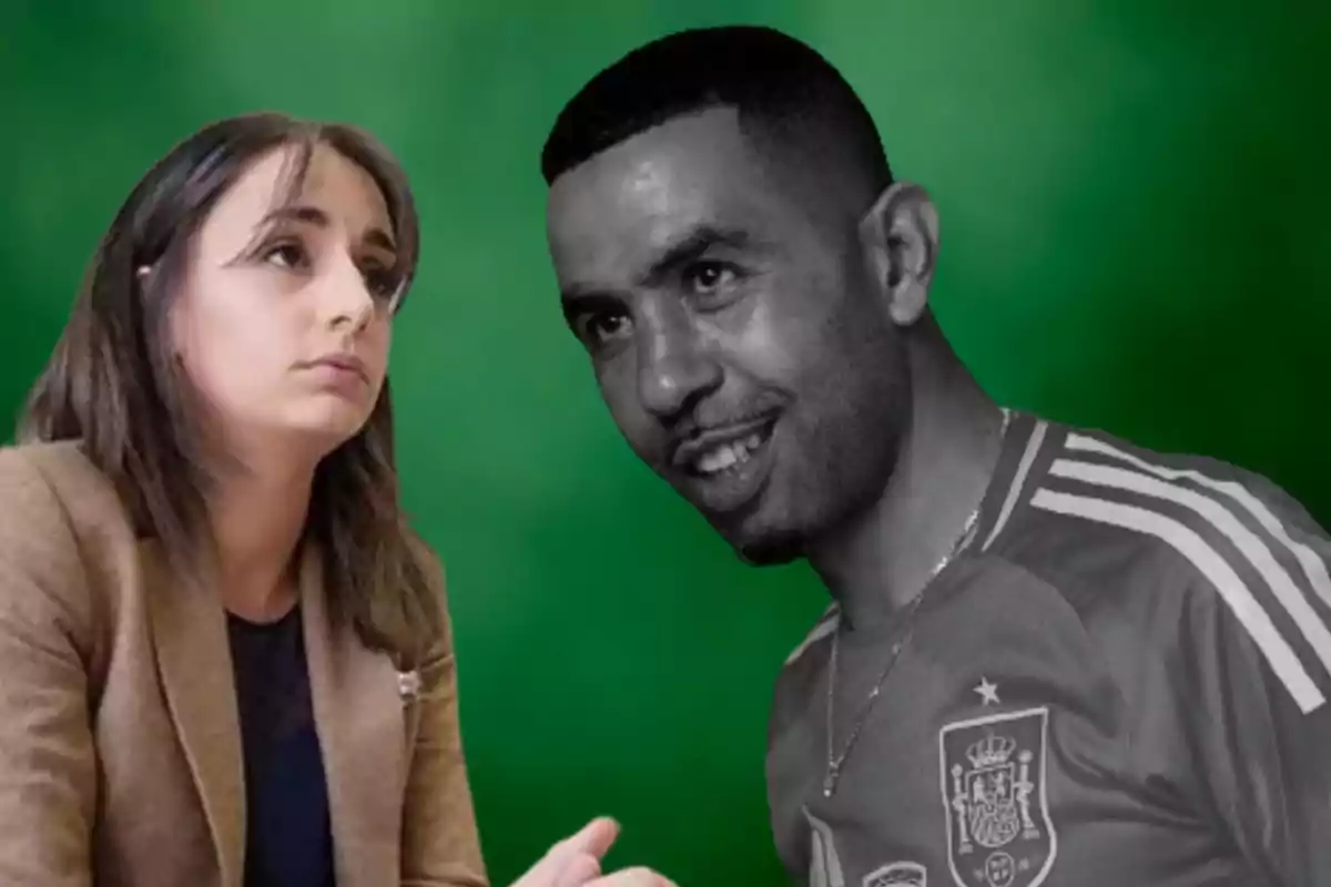 Una mujer con chaqueta marrón y un hombre con camiseta de la selección española de fútbol sobre un fondo verde.