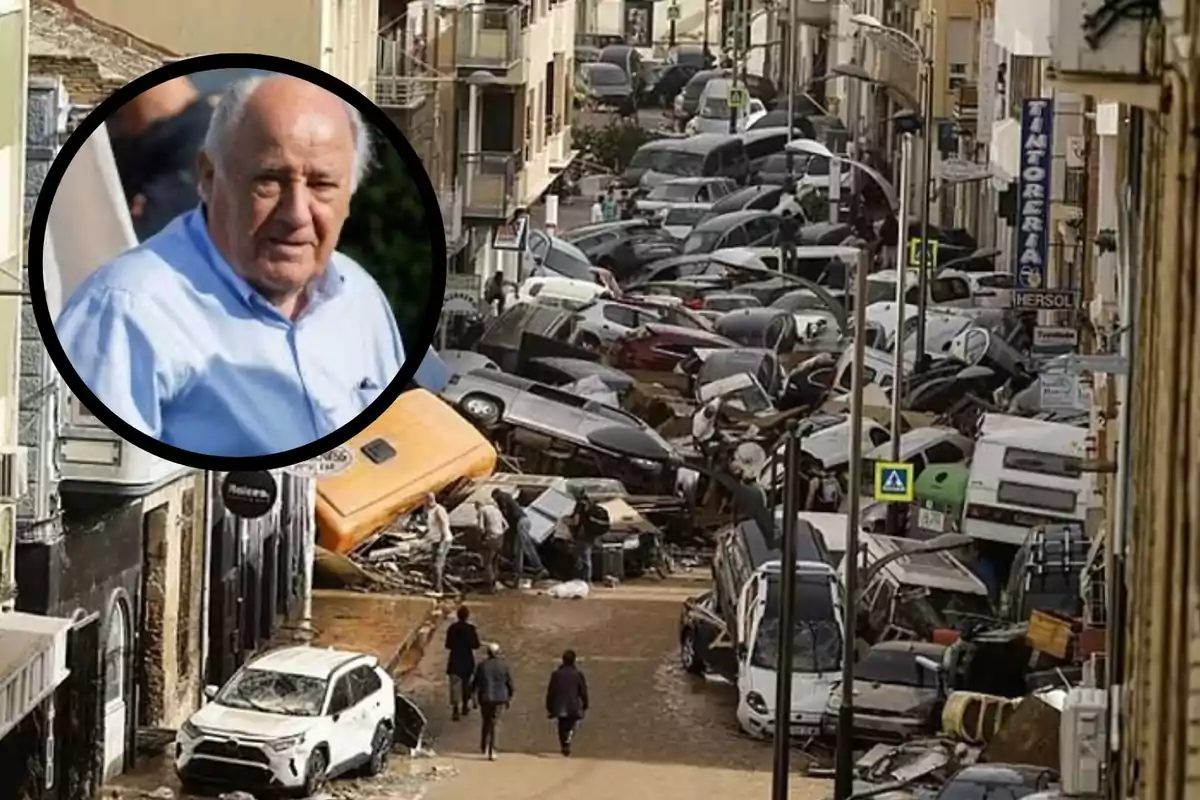 Una calle llena de coches amontonados tras una inundación, con un recuadro de un hombre mayor en la esquina superior izquierda.