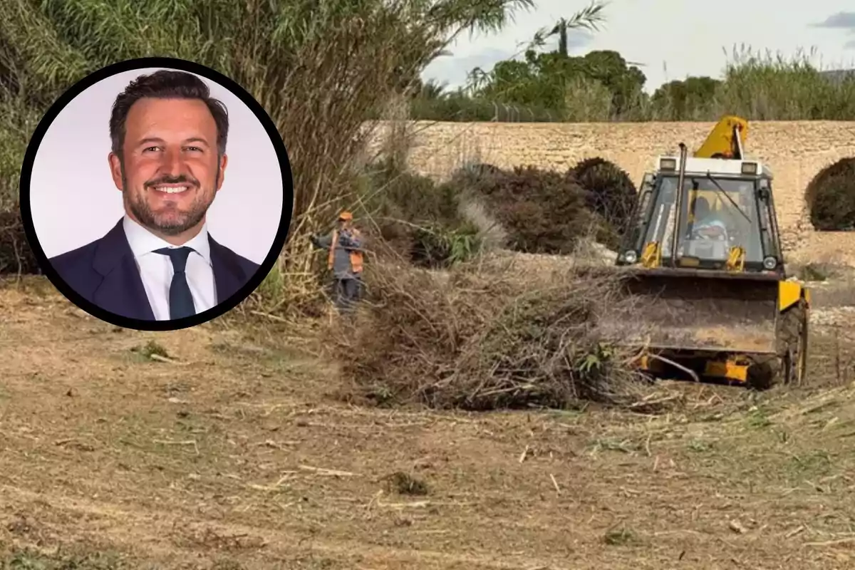 Un trabajador opera una excavadora en un área con vegetación mientras una imagen de un hombre sonriente en traje aparece en un círculo superpuesto.