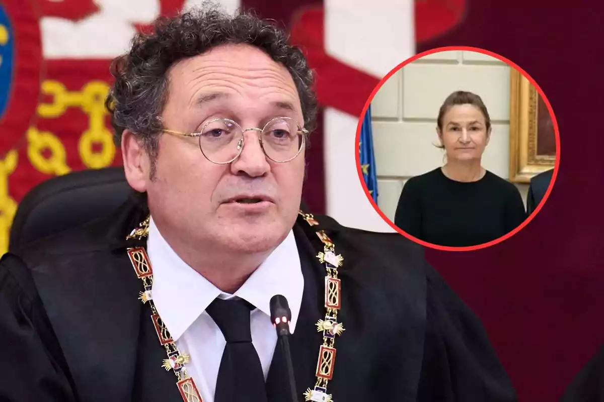 Un hombre con gafas y toga negra habla frente a un micrófono con un escudo de fondo; en un círculo rojo se muestra a una mujer de cabello recogido y vestida de negro.