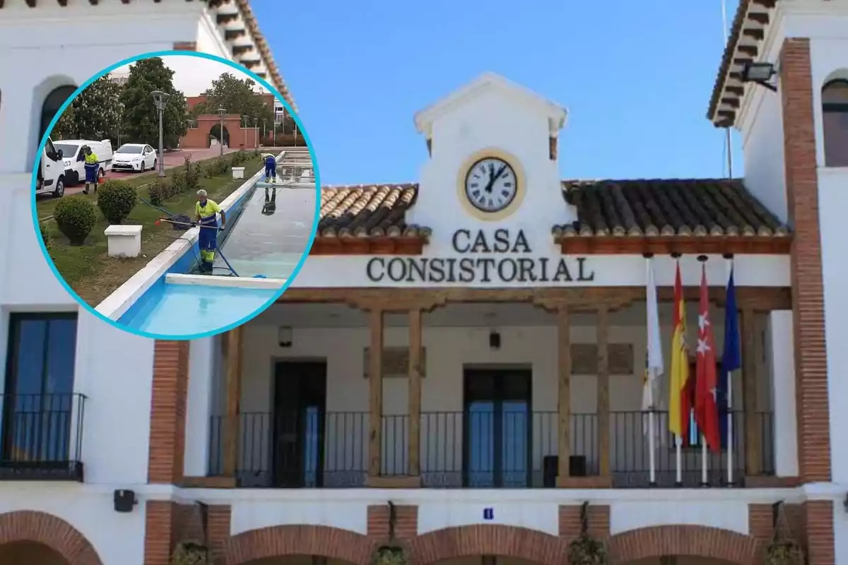 Edificio de la Casa Consistorial con un reloj en la fachada y un recuadro que muestra a trabajadores limpiando una fuente en el exterior.