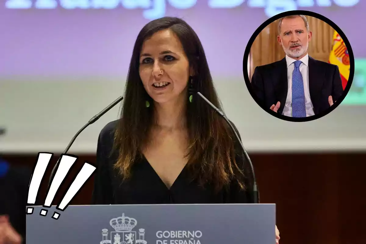 Una mujer hablando en un podio con el logotipo del Gobierno de España, con un recuadro que muestra a un hombre en traje y corbata, y signos de exclamación en la esquina inferior izquierda.