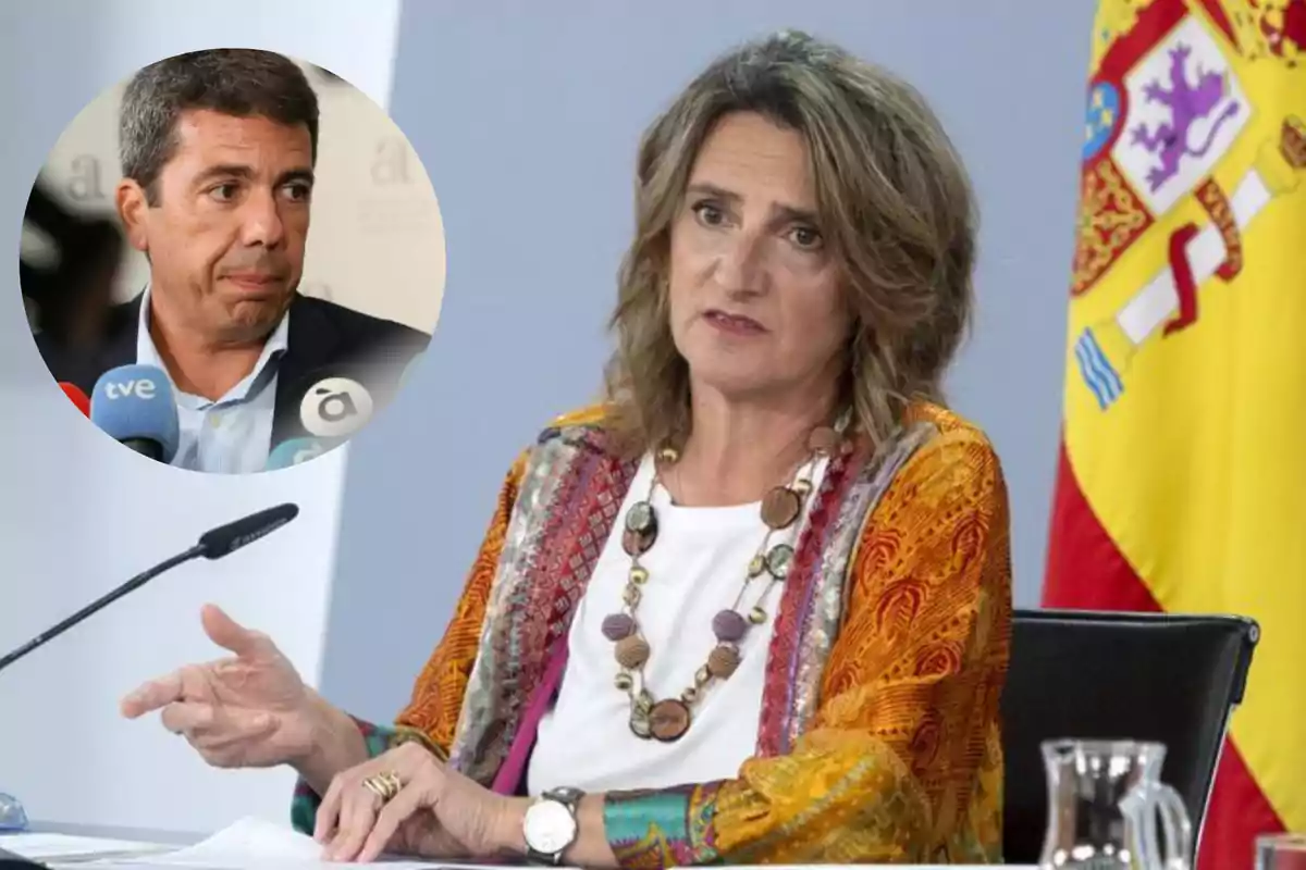 Una mujer en una conferencia de prensa con un micrófono frente a ella y una bandera de España al fondo, con un recuadro que muestra a un hombre hablando frente a varios micrófonos.