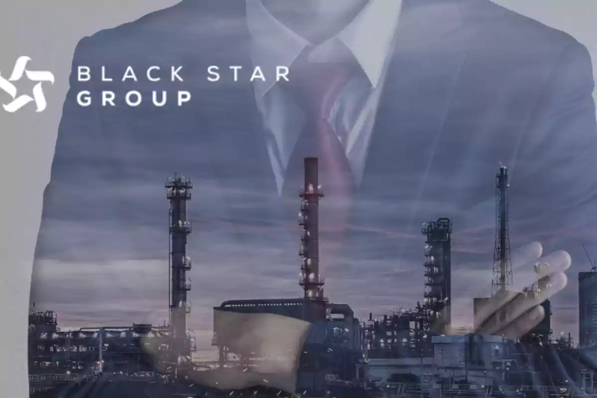 Un hombre de negocios con traje y corbata superpuesto sobre una imagen de una planta industrial al atardecer con el logo de Black Star Group.