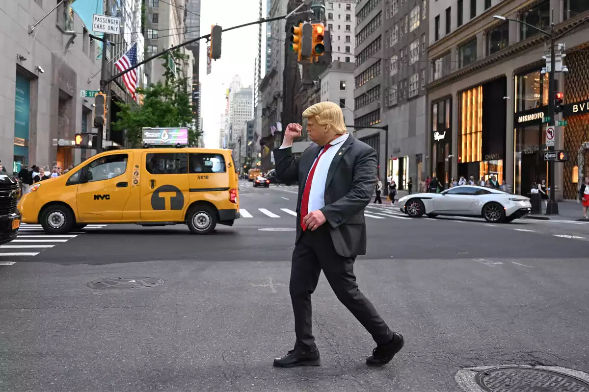 Donald Trump vestido de traje y bailando mientras cruza las calles de Nueva York