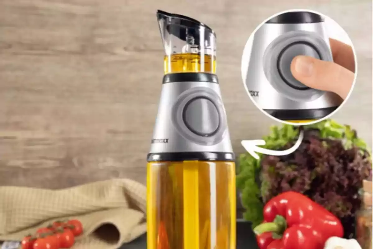 Botella dispensadora de aceite con botón dosificador y fondo de verduras. Botella dispensadora de aceite con botón dosificador y fondo de verduras.