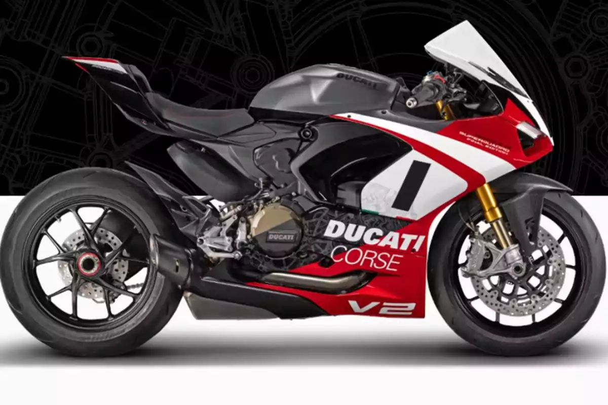 Una motocicleta deportiva Ducati Corse V2 en color rojo, blanco y negro, con el número 1 en el carenado y un fondo negro con detalles técnicos.