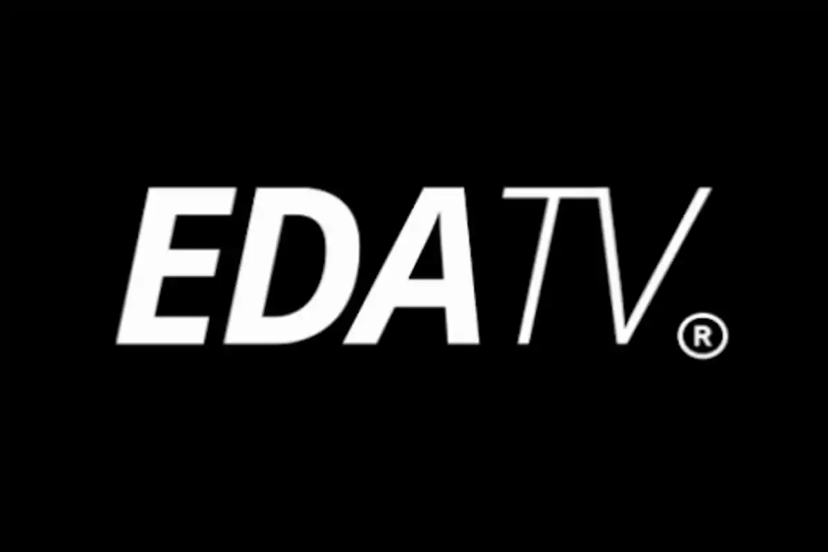 Logotipo de EDA TV en fondo negro con letras blancas.