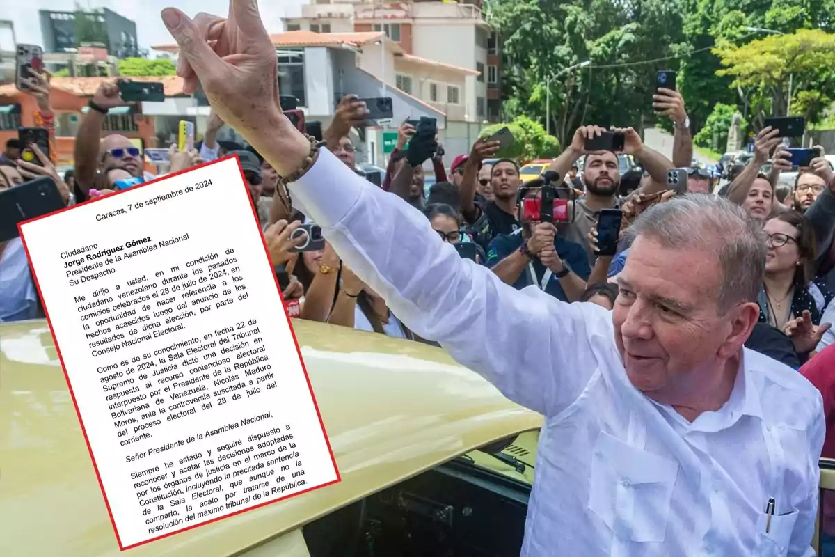 Un hombre saluda a una multitud mientras sostiene una carta dirigida a Jorge Rodríguez Gómez, presidente de la Asamblea Nacional, fechada el 7 de septiembre de 2024 en Caracas.