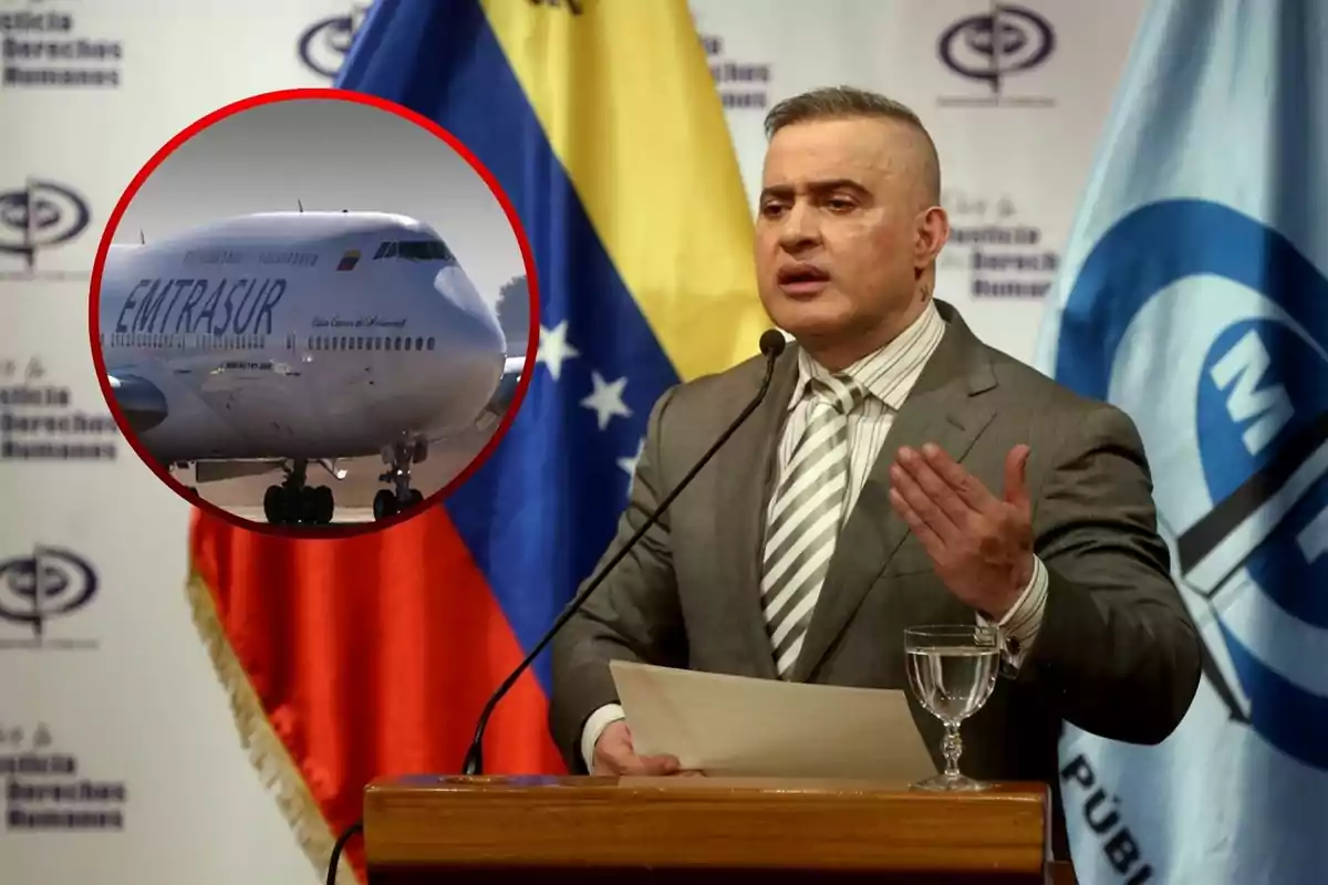 Un hombre en traje gris y corbata a rayas habla en un podio con un micrófono, con una bandera de Venezuela y otra bandera azul de fondo; en la esquina superior izquierda hay una imagen circular de un avión de la aerolínea EMTRASUR.