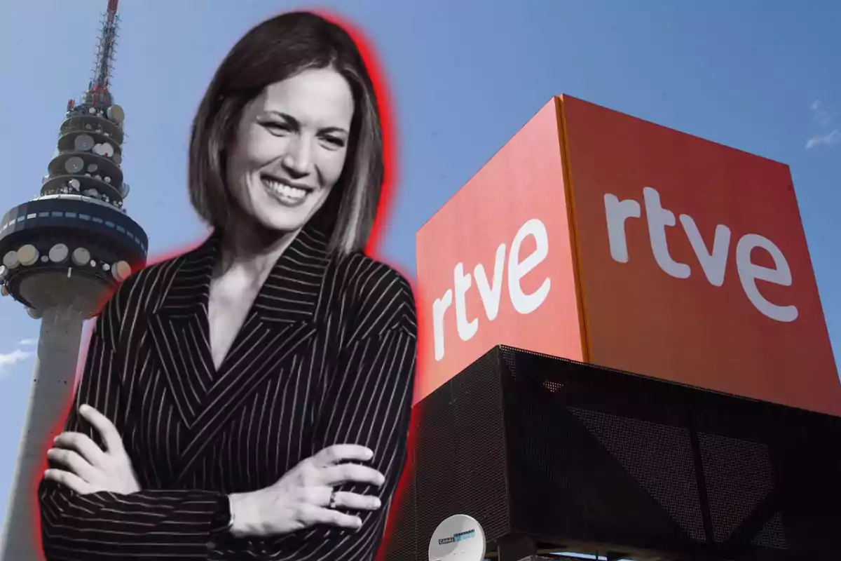 Una mujer sonriente con un traje de rayas frente a un edificio de RTVE y una torre de telecomunicaciones.