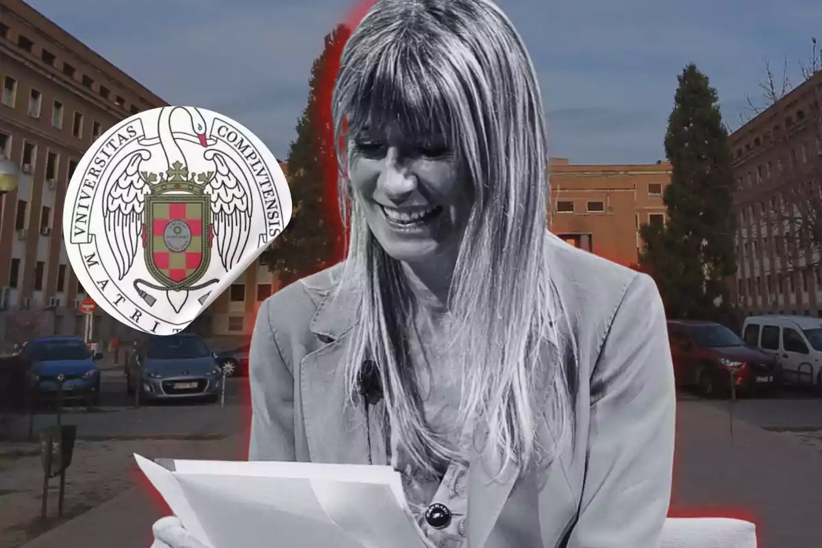 Una mujer sonriente sostiene un documento frente a un edificio universitario con el escudo de la Universidad Complutense de Madrid.