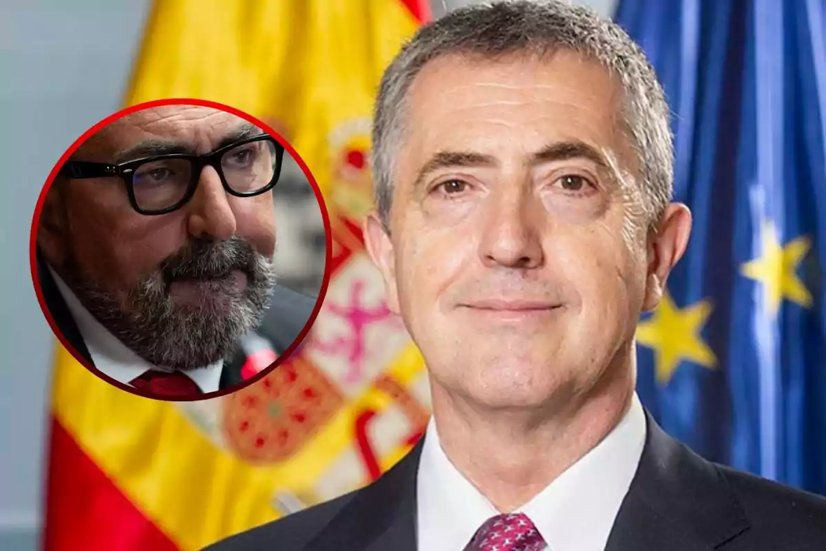 Un hombre con traje y corbata frente a las banderas de España y la Unión Europea con un recuadro que muestra a otro hombre con barba y gafas.