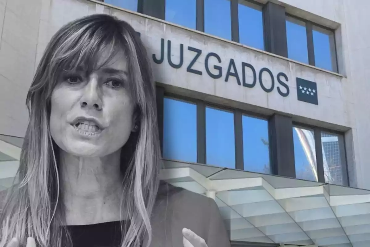 Una mujer en primer plano con expresión seria y un edificio de juzgados al fondo.