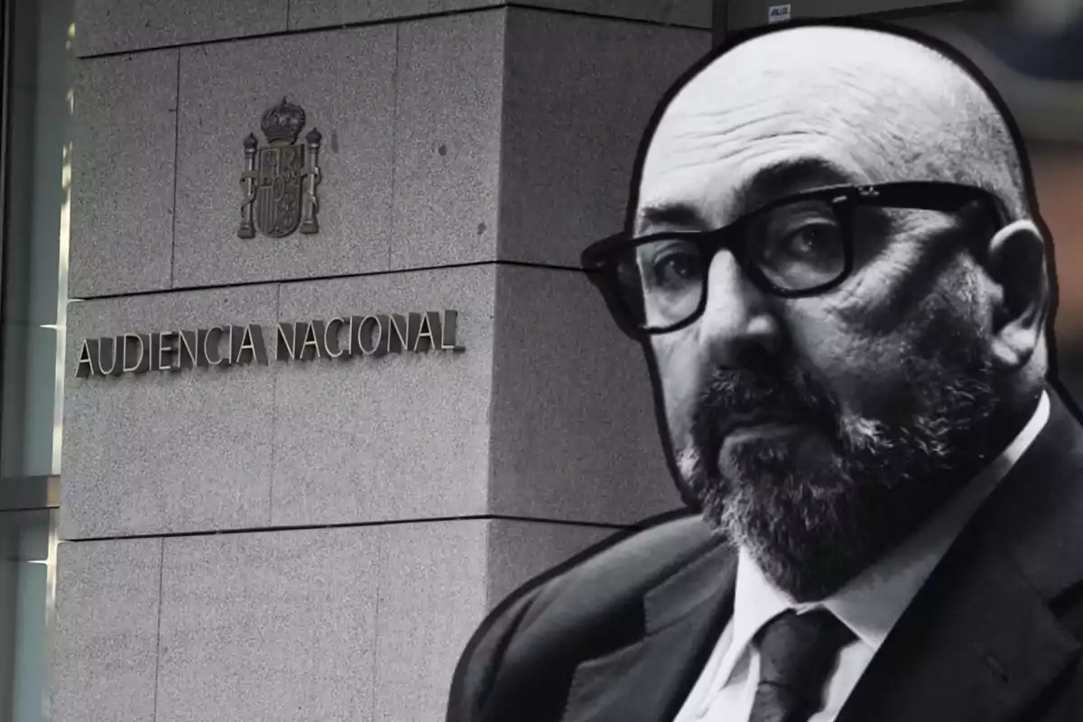 Un hombre con gafas y barba aparece en primer plano frente a un edificio con el letrero "Audiencia Nacional".