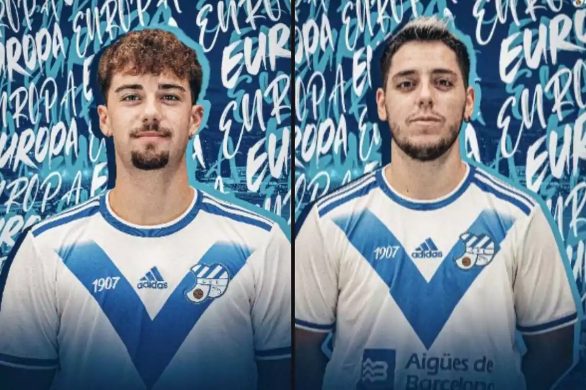 Dos jugadores de fútbol con camisetas blancas y azules posan frente a un fondo con la palabra "Europa" repetida.