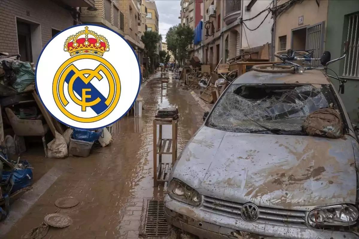 Calle inundada con un coche dañado y el logo del Real Madrid superpuesto.