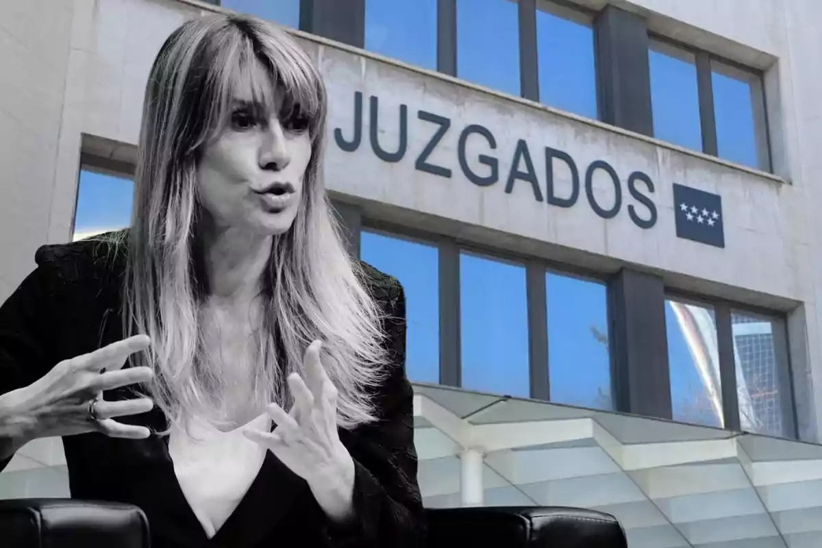 Mujer gesticulando frente a un edificio con la palabra "Juzgados" en la fachada.