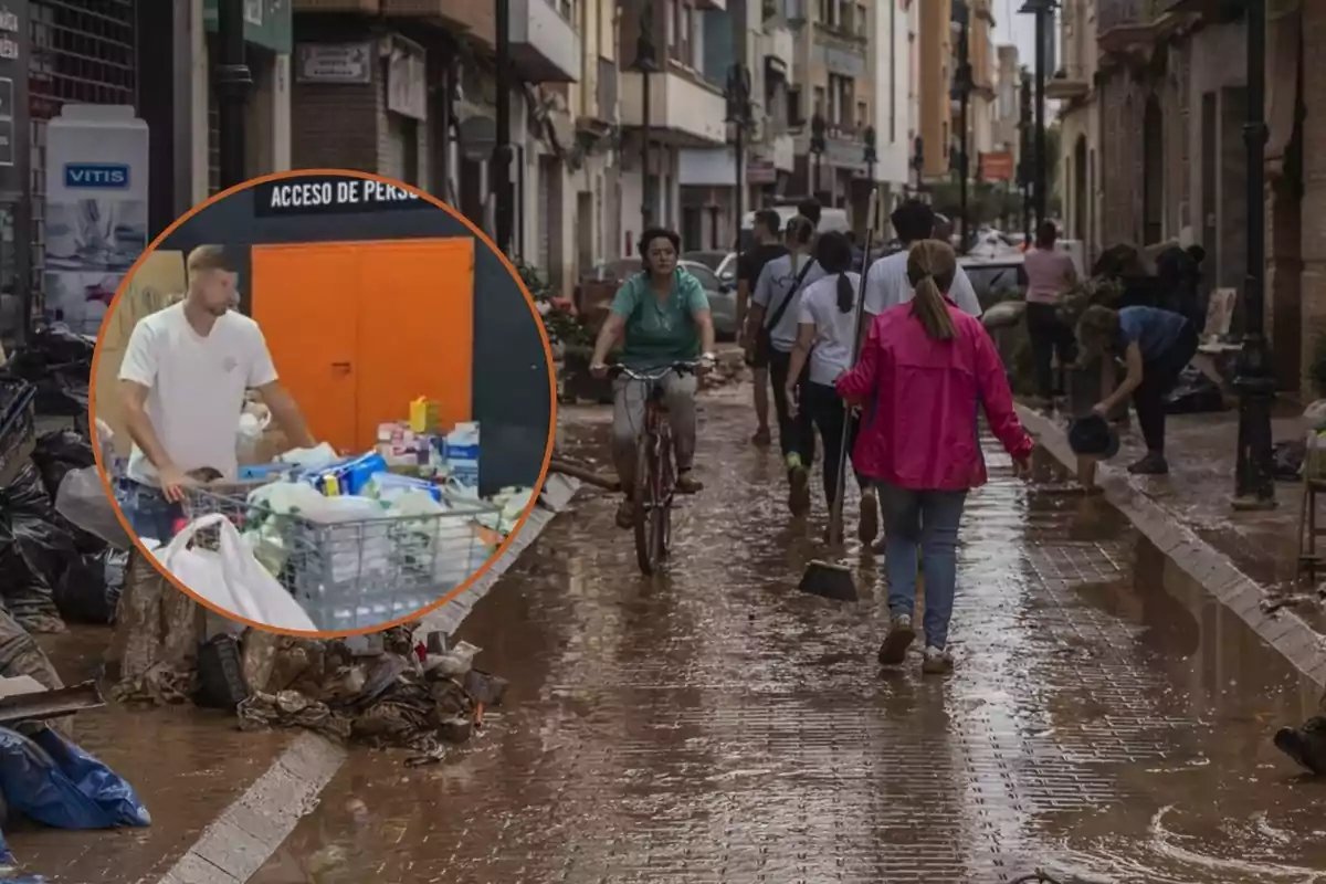 Personas caminando y limpiando una calle inundada y embarrada con basura acumulada en los bordes y un recuadro muestra a un hombre empujando un carrito de supermercado lleno de productos.