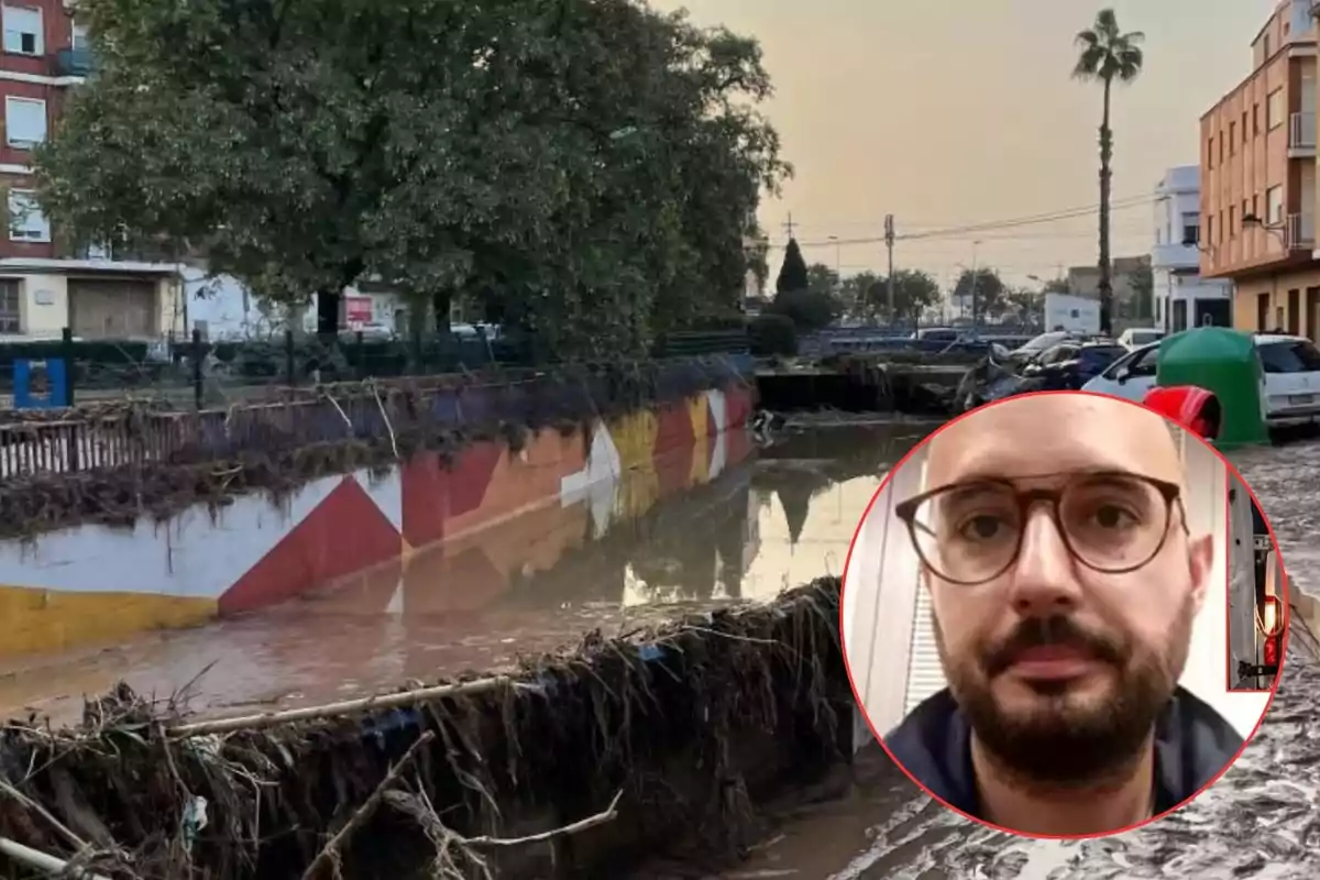 Una calle inundada con escombros y un canal desbordado, con un recuadro que muestra el rostro de un hombre con gafas.