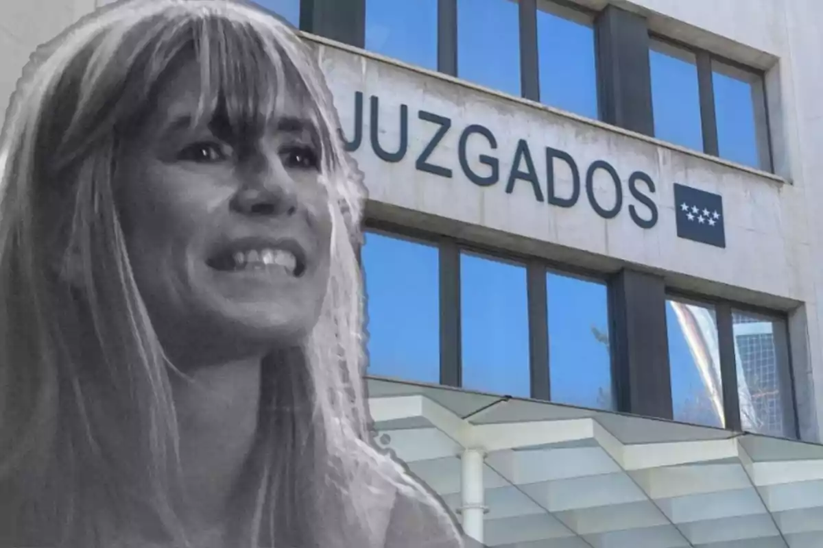 Una mujer sonriente en primer plano con un edificio de juzgados al fondo.