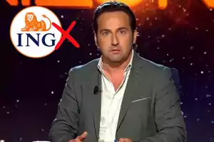 Un hombre con traje gris y camisa blanca está sentado frente a un fondo oscuro con estrellas, mientras que a su lado aparece el logo de ING con una cruz roja encima.