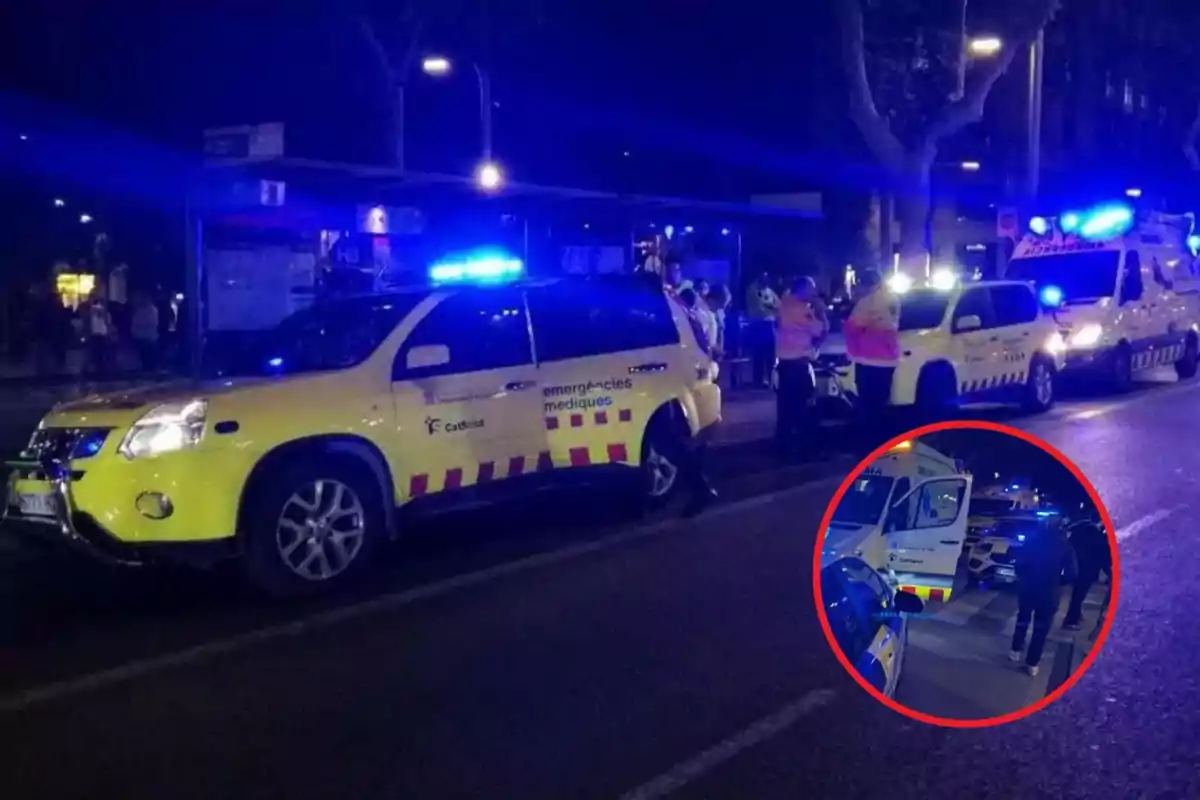 Vehículos de emergencias médicas con luces azules encendidas en una calle durante la noche.