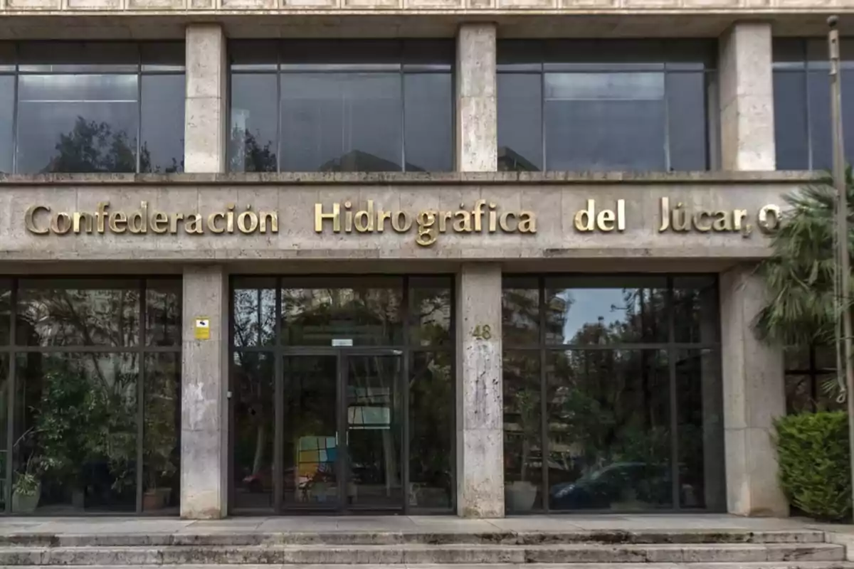 Fachada de un edificio con el letrero Confederación Hidrográfica del Júcar.