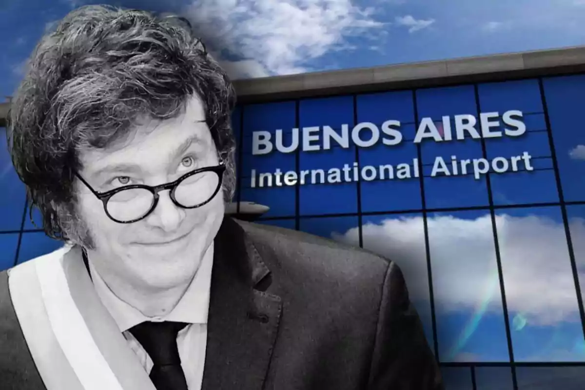 Un hombre con gafas y una banda presidencial frente a un edificio con el letrero "Buenos Aires International Airport".