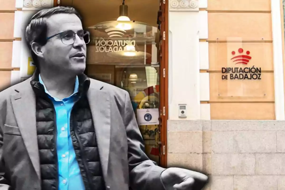 Un hombre con gafas y chaqueta está frente a la entrada de la Diputación de Badajoz.