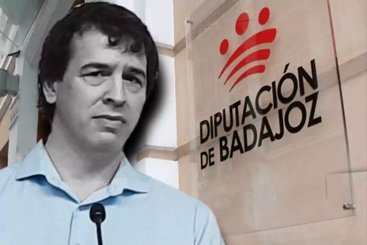 Un hombre con camisa azul frente a un cartel de la Diputación de Badajoz.