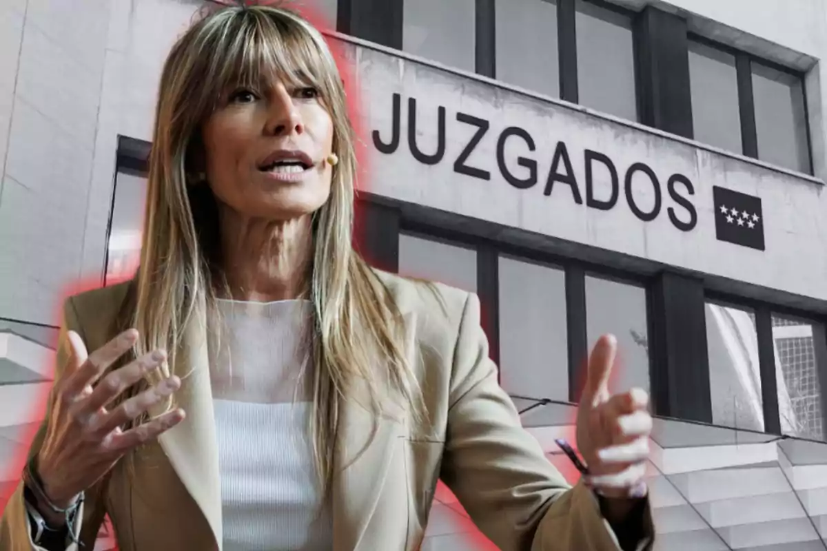 Mujer hablando frente a un edificio de juzgados.