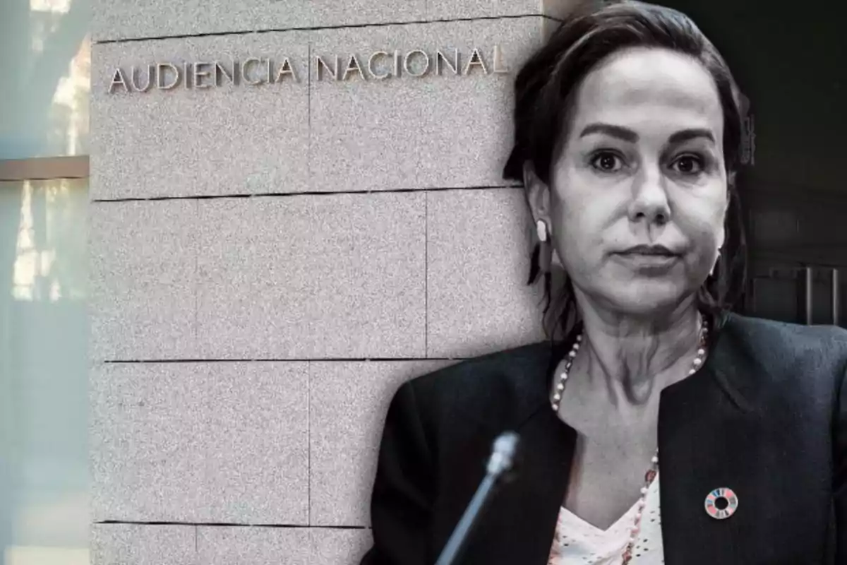 Una mujer frente a un edificio con la inscripción Audiencia Nacional.