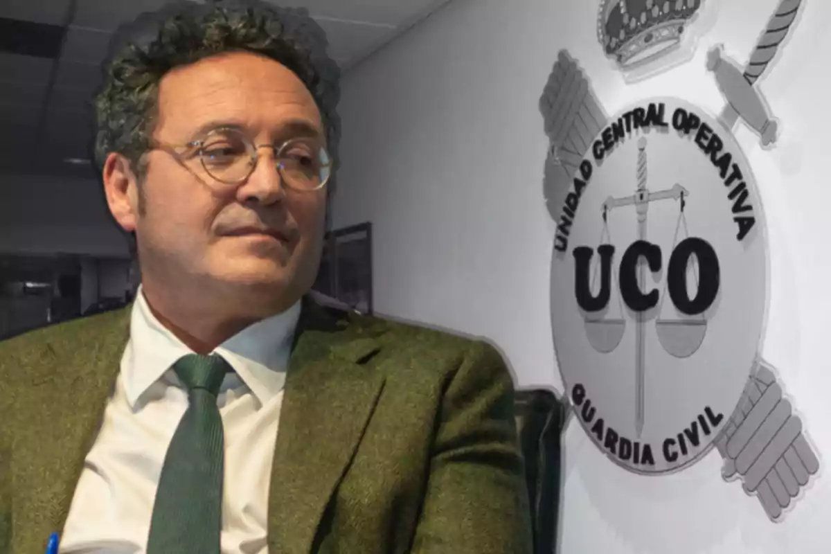 Un hombre con gafas y traje verde está sentado frente a un logotipo de la Unidad Central Operativa de la Guardia Civil.