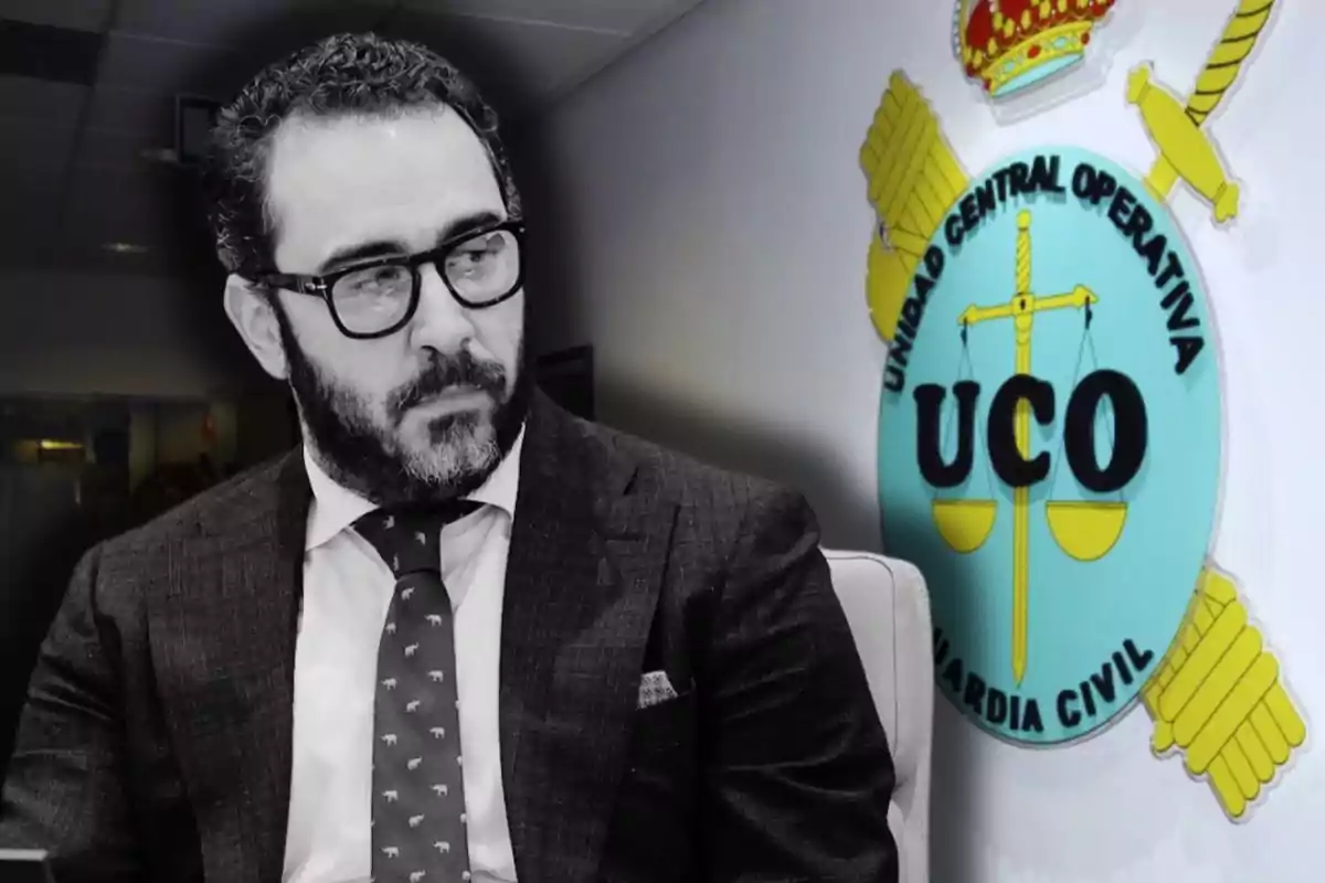 Un hombre con barba y gafas está sentado en una oficina, al fondo se ve el logo de la Unidad Central Operativa de la Guardia Civil.