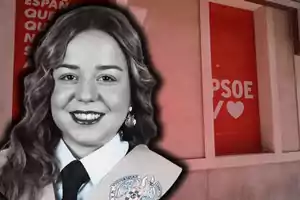 Una mujer sonriente con toga y birrete frente a un fondo rojo con texto blanco que incluye las siglas PSOE y un corazón.