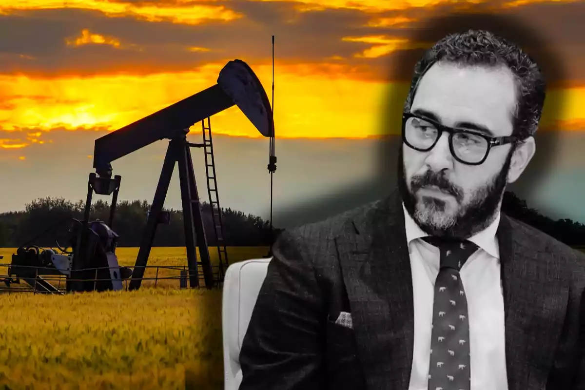 Un hombre con gafas y traje aparece en primer plano mientras al fondo se observa un campo con una torre de extracción de petróleo al atardecer.