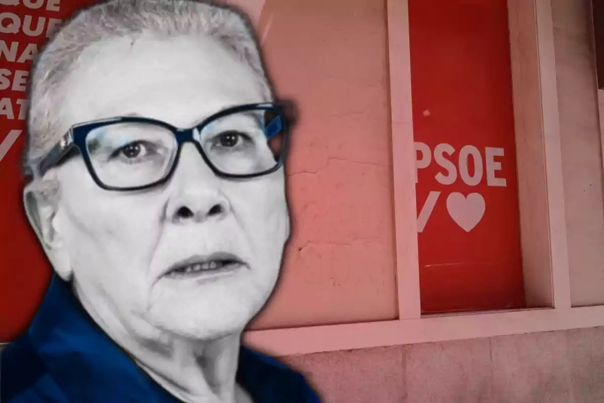 Una persona con gafas aparece en primer plano en blanco y negro, mientras que de fondo se ve un cartel rojo con las letras "PSOE" y un corazón.