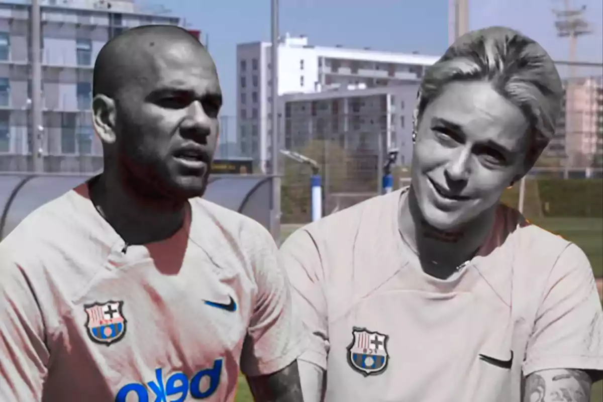 Dos personas con camisetas del FC Barcelona están en un campo de entrenamiento al aire libre.